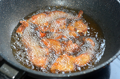 Đun nóng dầu ăn trong chảo, cho cá đã ướp gia vị vào chiên cho đến khi vàng giòn thì vớt ra đĩa. 