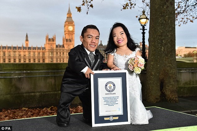Một ngày trước đám cưới, họ đã được sách Kỷ lục Guiness công nhận danh hiệu cặp đôi bé nhất thế giới