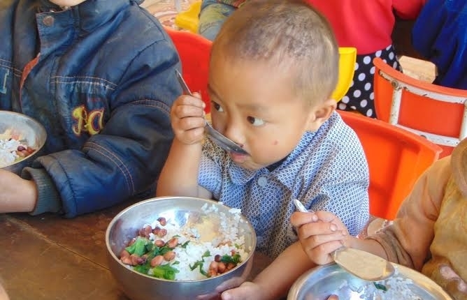 Trưởng thôn Thào Seo Sềnh cho biết: “Các cháu đến trường ăn như thế là ăn ngon rồi. Ngày thường các em chỉ ăn cơm chan canh với ớt thôi”.