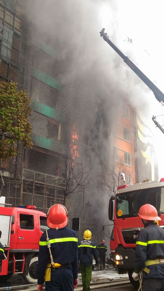Lực lượng cứu hộ đang tìm mọi cách để khống chế đám cháy chiều ngày 1.11 trên phố Trần Thái Tông