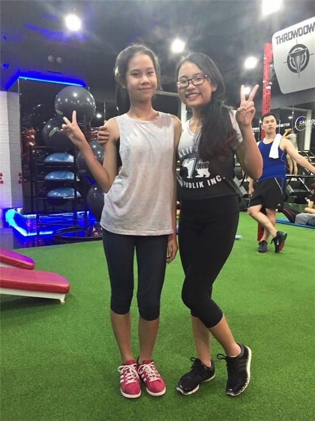 Đứng cạnh một người bạn hơn tuổi trong phòng gym, Phương Mỹ Chi chẳng hề thua kém về chiều cao và sắc vóc