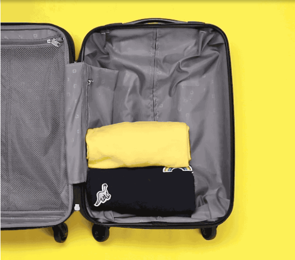 #8 Cuộn quần áo là cách tiết kiệm không gian tốt nhất khi chuẩn bị vali du lịch.
