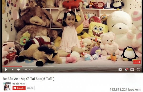Với MV Mẹ ơi tại sao, cô bé 8 tuổi đáng yêu này sở hữu đến gần 113 triệu view. Đánh bật nhiều nghệ sĩ nổi đình nổi đám trong Vbiz. 