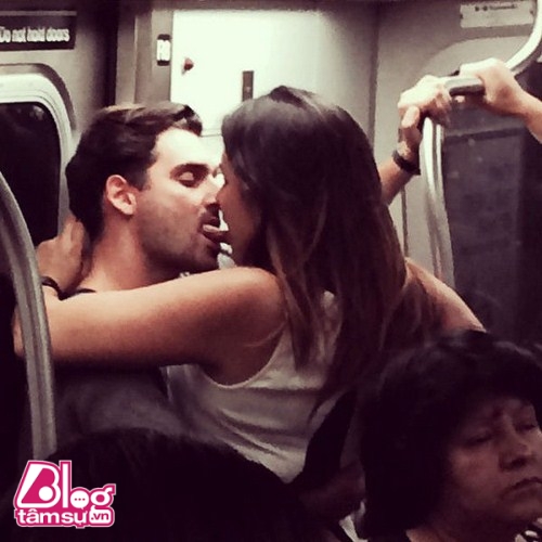 Đi xe công cộng đông người mà cặp đôi này đâu có chịu đứng yên, liên tục ôm hôn thắm thiết thế này cơ mà!