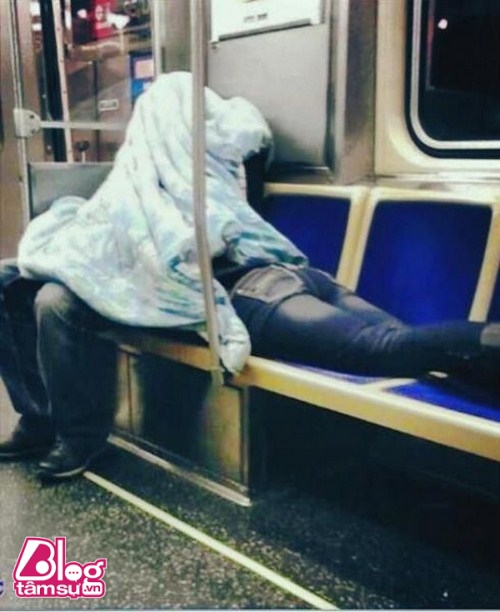 Không hiểu đang trên tàu điện ngầm mà cặp đôi này trùm chăn vào làm gì không biết!