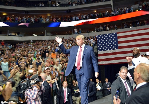 Ông Trump vẫy chào đám đông trong buổi vận động tranh cử ở Dallas hồi tháng 9/2015.