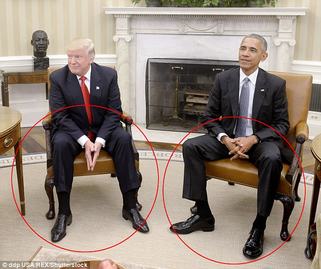 Hai người đều ngồi mở rộng chân nhưng cử chỉ tay thì khác nhau