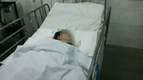 Bé Nhã Huyên bị tổn thương não do bị điện giật. Read more at http://www.phunutoday.vn/me-ban-viec-be-gai-15-thang-tuoi-choi-1-minh-bi-dien-giat-ton-thuong-nao-d127638.html#f7BQCHXezfkqjbSi.99