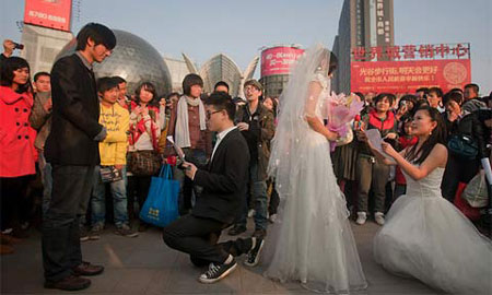 Hai cặp đồng tính luyến ái tổ chức lễ cưới tại một trung tâm mua sắm để tăng nhận thức về hôn nhân đồng giới ở Vũ Hán, Hồ Bắc, Hubei, Trung Quốc hồi tháng 3/2011.