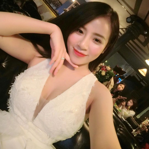 Vòng một quyến rũ không kém hot girl Elly Trần