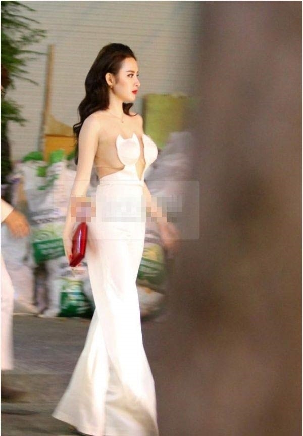 Bộ váy trắng này chắc chắn Angela Phương Trinh không hề muốn nhìn lại vì khiến cô trông kém duyên.