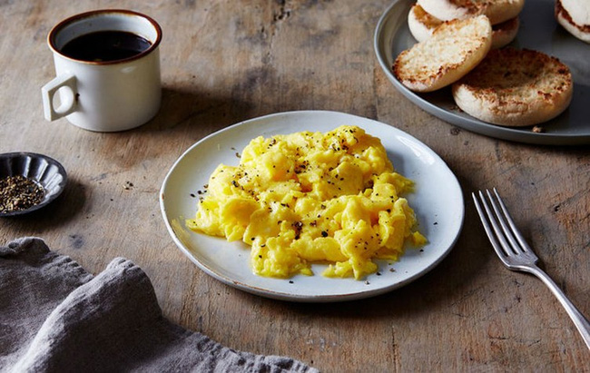 food52-how-to-make-genius-scrambled-eggs-1478493260460