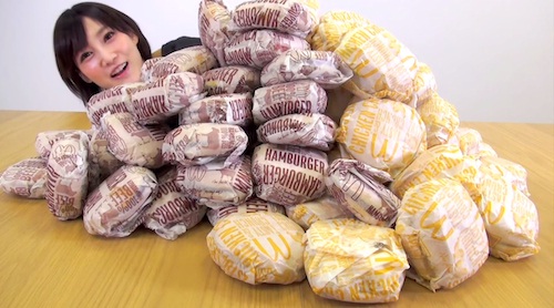 100 chiếc bánh hamburger đối với Yuka chỉ là chuyện nhỏ thôi.