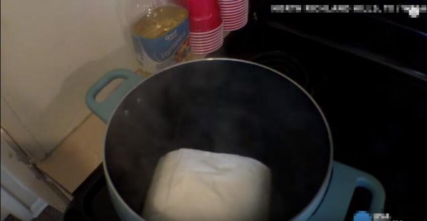 Chỉ đơn giản nhúng cuộn giấy vệ sinh vào nồi nước đun sôi trên bếp.