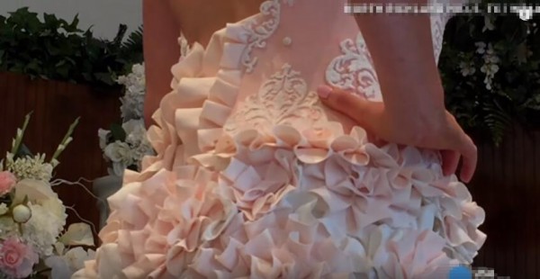 Cuối cùng, chỉ cần một chút khéo tay và sáng tạo cô gái này đã “hô biến” những chiếc váy đơn điệu thành kiệt tác nghệ thuật chỉ bằng cuộn giấy vệ sinh.