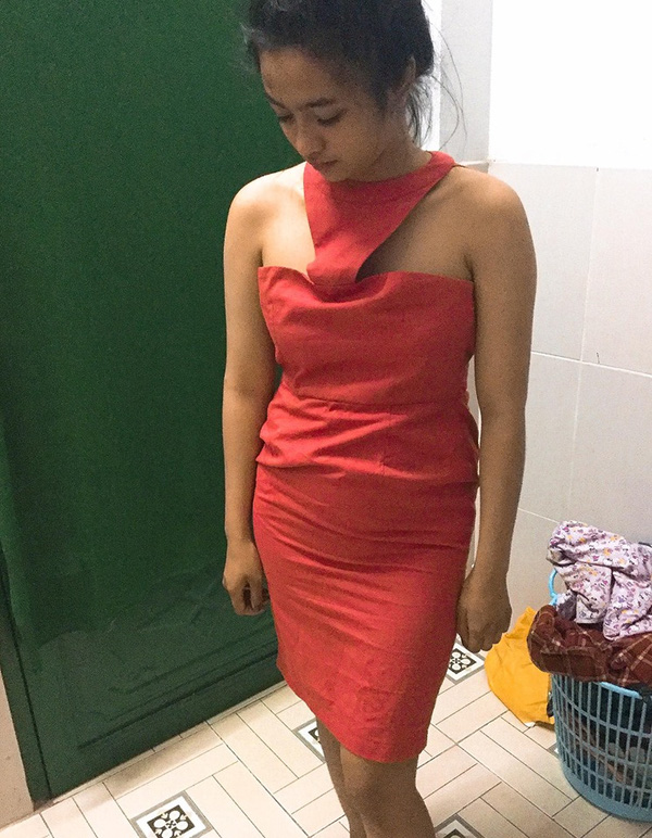 Minh Thơ thử chiếc váy mới