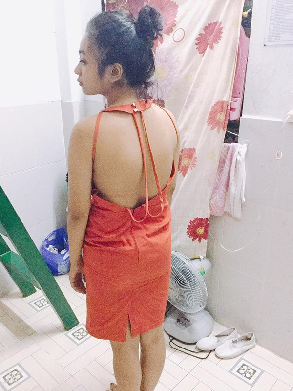 Chiếc váy sau khi mặc thử một lần đã bị Minh Thơ vứt vào một xó.