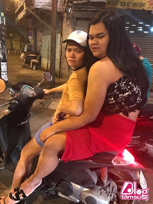 Bức ảnh Happy Polla ngồi trên chiếc xe máy như nuốt trọn mọi ánh nhìn trên đường phố Việt Nam khiến cư dân mạng phong cho bức ảnh của cô là: Cả nguồn sống bỗng chốc thu bé lại chỉ bằng một cô gái.