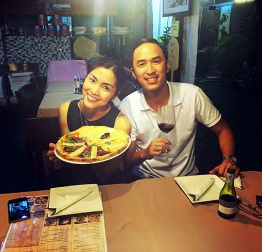 Trên tài khoản Instagram, ông xã Louis Nguyễn hào hứng khoe hình ảnh hai vợ chồng thưởng thức pizza 