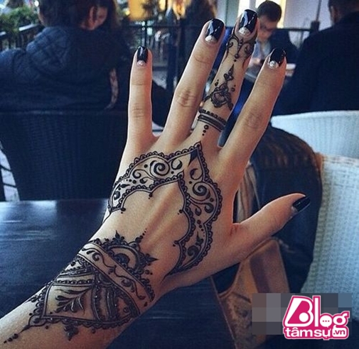 Hình xăm henna cực kì nghệ thuật không chỉ cô gái này mà rất nhiều bạn trẻ ưa chuộng. 