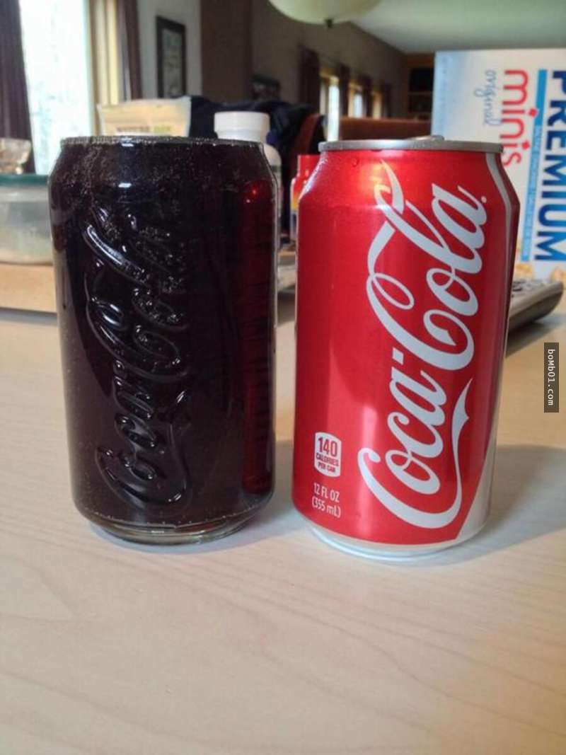  Lưu ý bên trái có chữ “Coca Cola”.