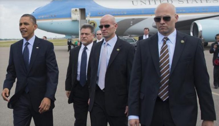 Obama được các mật vụ kè kè như hình với bóng khi vừa bước xuống chiếc Không lực Một.