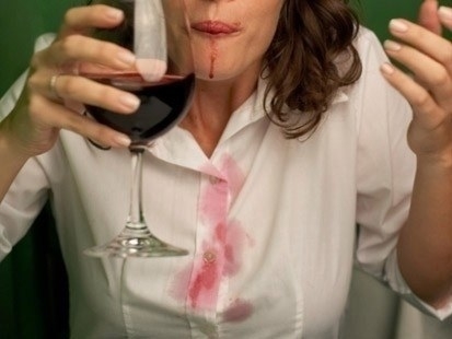 #21 Sử dụng rượu trắng hoặc giấm để tẩy vết rượu vang đỏ trên áo trắng nhé.