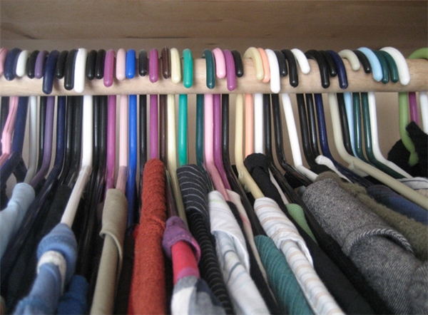 #17 Treo mắc quần áo của bạn theo chiều ngược, và nếu bạn sử dụng món đồ nào thì hãy nhớ, khi treo quần trở lại, hãy đảo chiều. Bằng cách này, bạn sẽ biết món đồ nào không dùng trong suốt 6 tháng để thanh lí cho rộng tủ.