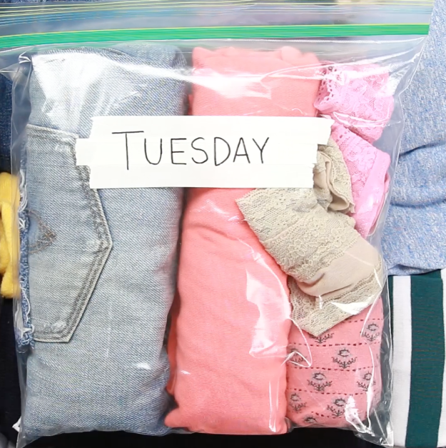 #9 Sử dụng những chiếc túi nhựa có khóa kéo để phân sẵn quần áo, phụ kiện mặc theo từng ngày nhằm tiết kiệm thời gian và không phải xới tung vali lên.