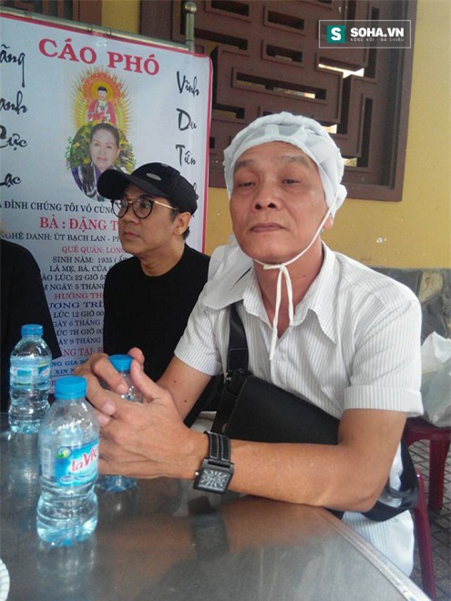 Tác giả Hoàng Song Việt, con nuôi nghệ sĩ Út Bạch Lan ngồi trò chuyện với Thành Lộc sau khi làm lễ cho bà.