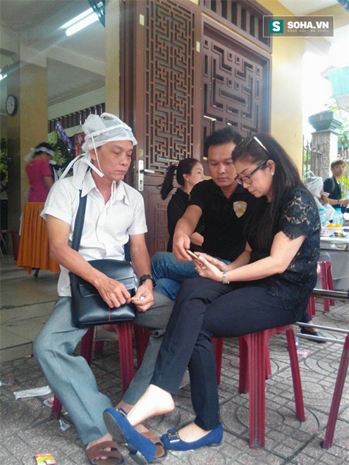  Tác giả Hoàng Song Việt (ngoài cùng bên trái), nghệ sĩ ưu tú Thoại Mỹ, Hữu Quốc đang bàn về chương trình ca cải lương nhớ nghệ sĩ Út Bạch Lan.