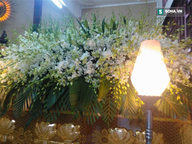  Nắp quan tài cũng được gắn đầy hoa lan trắng, thanh cao như chính cuộc đời nghệ sĩ Út Bạch Lan.