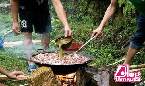Thịt bò khi nấu cùng nước lẩu sẽ có mùi thối đặc trưng của phân bò.