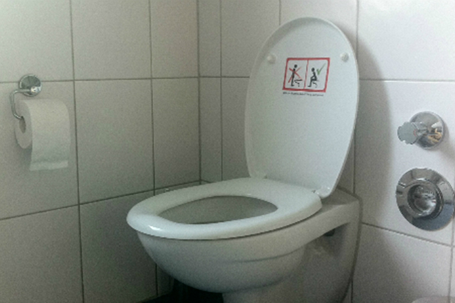Toilet với biểu tượng cấm đàn ông đi tiểu đứng ở Đức