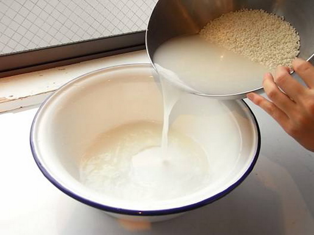  Ngâm măng với nước vo gạo để giảm bớt độc măng. 