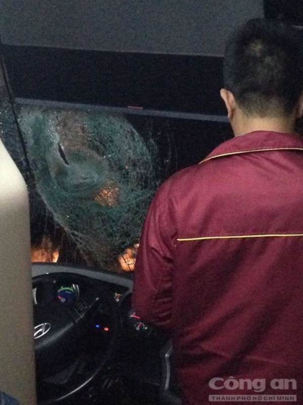Xe khách bị ném đá khiến hành khách bị thương