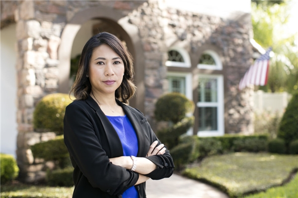 Theo NBC News đưa tin vào ngày 9/11 vừa qua, bà Đặng Thị Ngọc Dung, 37 tuổi (tên tiếng Anh Stephanie Murphy) đã trở thành người phụ nữ gốc Việt đầu tiên thành công “chen chân” vào Hạ viện Mỹ