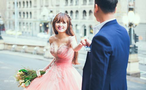 Trang phục của Lê Hoàng được phối ăn ý với những chiếc váy cưới mà Việt Huê mặc, tạo nên hình ảnh đẹp về cặp đôi. 