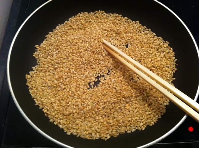 Gạo được rang lên cho đến khi có màu vàng sậm (ảnh minh họa)