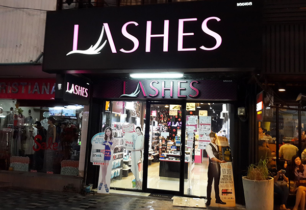 Các cửa hàng của Lashes đều có diện tích nhỏ xinh, không hoành tráng như Sephora, Eve and boy... Tuy nhiên các mặt hàng của nó cũng khá phong phú, chủ yếu là mỹ phẩm bình dân hướng đến đối tượng khách hàng tuổi teen.