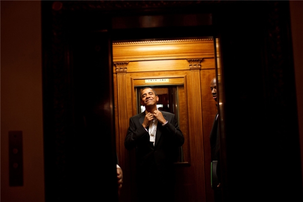 Barack Obama đi thang máy lên Nhà Trắng sau khi tuyên thệ nhậm chức vào ngày 20/01/2009