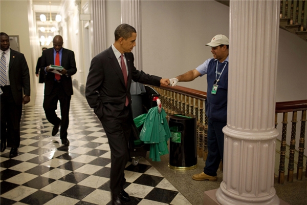 Không ngần ngại trò chuyện và đấm tay cùng một nhân viên phục vụ ở Nhà Trắng