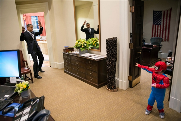Tổng thống giả vờ bị Người Nhện bắn tơ trúng khi ông chơi đùa cùng một cậu bé tại Nhà Trắng