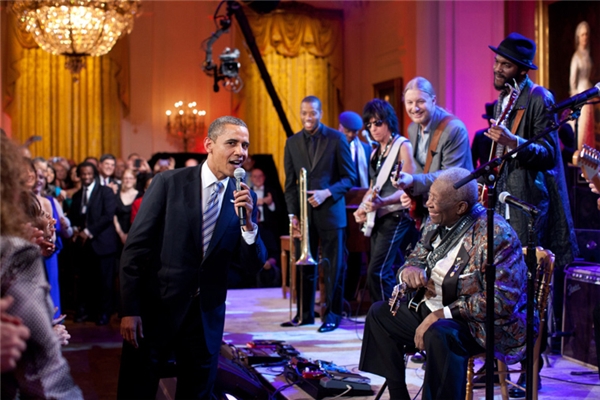 Cùng B.B. King hát bài Sweet Home Chicago tại một buổi concert được tổ chức ở Nhà Trắng