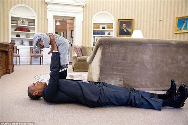 Obama nằm lăn ra sàn chơi đùa cùng con gái của Ben Rhodes, Phó Cố vấn An ninh Quốc gia Mỹ, trong Phòng Bầu Dục