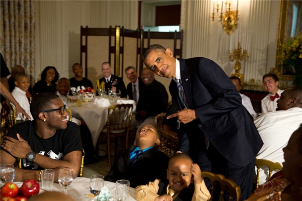 Obama trêu ghẹo một cậu bé ngủ gục trong một bữa tiệc mừng Ngày Của Bố tổ chức tại Nhà Trắng