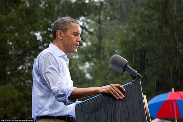 Vẫn nán lại phát biểu tại một sự kiện ở Glen Allen, Virginia, dù trời đang đổ cơn mưa