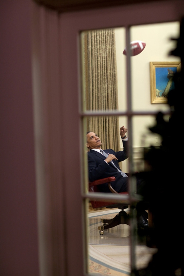 Obama thư giãn cùng quả bóng trong Phòng Bầu Dục