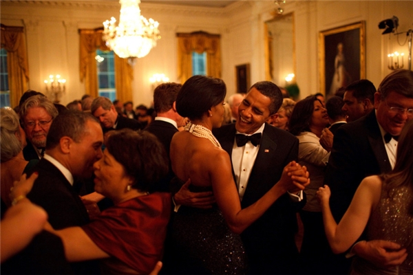 Tổng thống Barack Obama cùng Đệ nhất Phu nhân Michelle Obama tình tứ khiêu vũ trong bữa tiệc Governors Ball tại Nhà Trắng