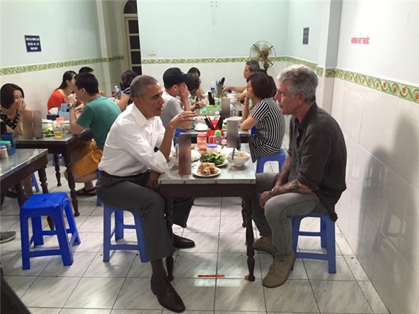 Và cuối cùng, hình ảnh mà người dân Việt Nam không thể nào quên: Tổng thống Mỹ Barack Obama ăn bún chả bình dân tại Hà Nội